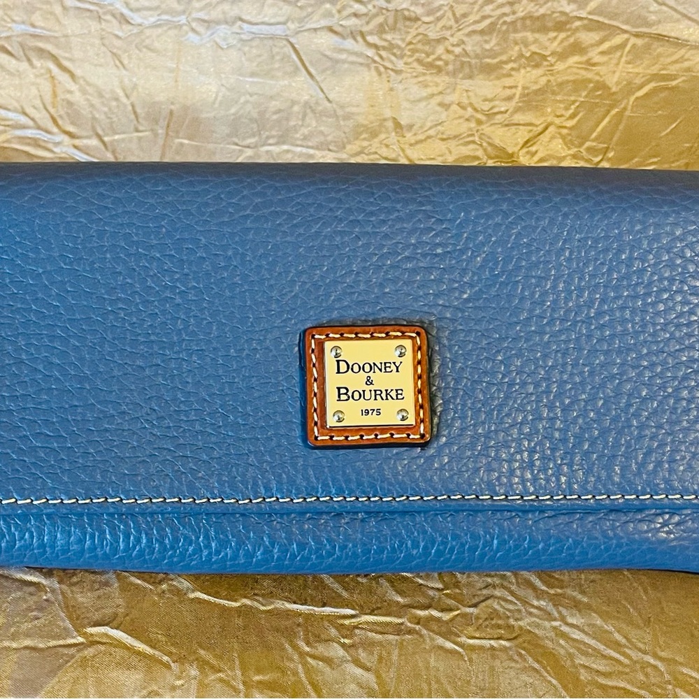 Dooney and Bourke pebble grain continental clutch billfold wallet